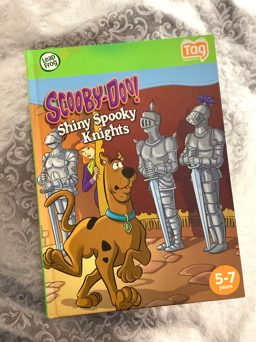 Scooby-Doo! Shiny Spooky Knights- Tag Book
